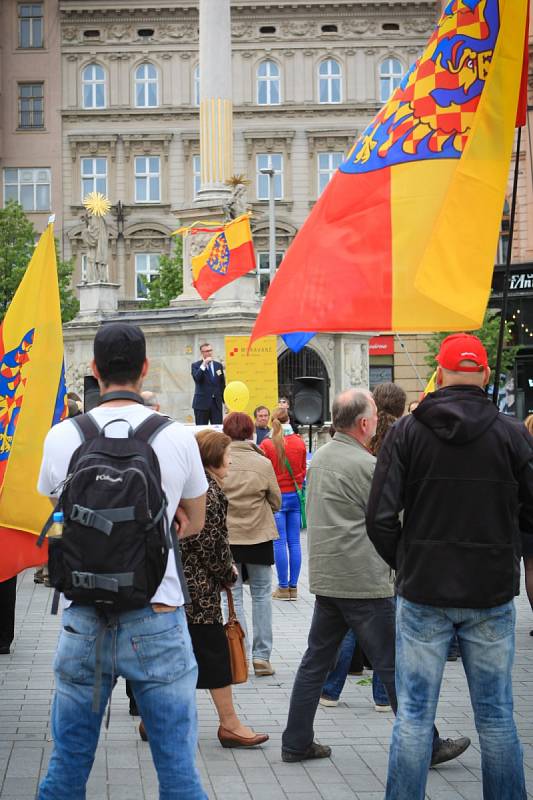 Lidé protestovali na brněnském náměstí Svobody proti anglickému označení Czechia pro Českou republiku v zahraničí. Akci uspořádala politická strana Moravané.