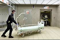Do provizorní nemocnice na BVV v pátek dorazily první postele pro případné pacienty. S montáží a rozvozem pomáhali členové hokejového klubu Kometa Brno a hasiči.