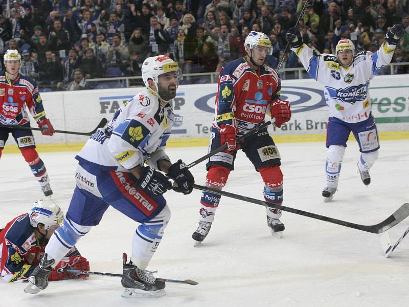 Kometa (v bílém) zdolala Pardubice 5:4.