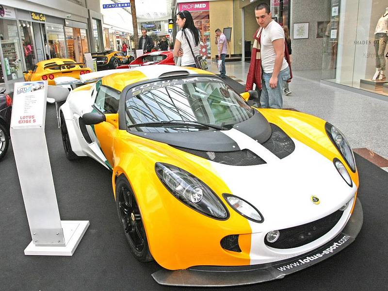 Výstava závodních aut značky Lotus v brněnské Olympii.