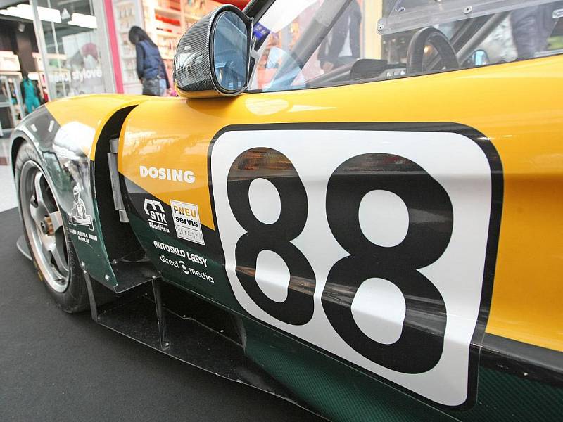Výstava závodních aut značky Lotus v brněnské Olympii.