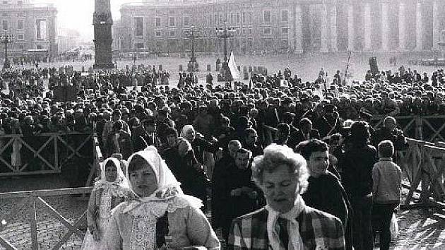 Výstava fotografií Františka Sysla zachycuje svatořečení národní patronky v roce 1989.