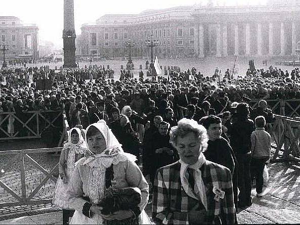 Výstava fotografií Františka Sysla zachycuje svatořečení národní patronky v roce 1989.