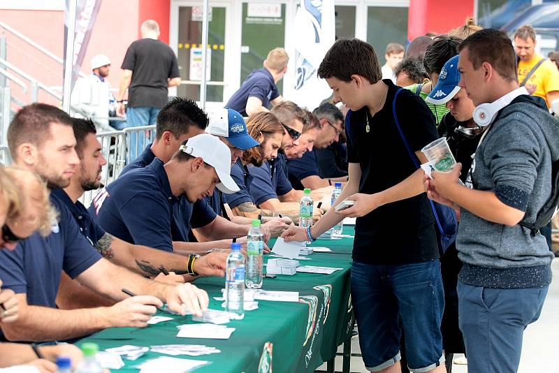 Nejdřív společně pokřtili nové dresy hokejové Komety, pak oslavovali Den Starobrna na stadionu Za Lužánkami. Takto vypadal sobotní den mnoha Brňanů. Především příznivců piva a hokeje.