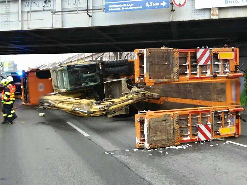 Převrácené nákladní auto blokující Hněvkovského ulici. Narazilo do mostní konstrukce.