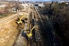 VIDEO: Elektrifikace trati na Brno pokračuje. Odstranili starou lávku pro pěší