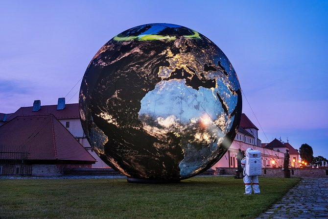 Snímky pocházejí z první oficiální instalace ve veřejném prostoru. Odehrála se nad ránem 20. června na bastionu hradu Špilberk. Foto:  Pavel Gabzdyl