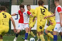 Zatímco fotbalisté Svratky (ve žlutém) si ve 13. kole krajského přeboru připsali tři body za výhru nad Mutěnicemi, Moravská Slavia (v červenobílém) v derby s Bystrcí remizovala.