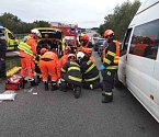 Pomoc po vážné nehodě osobního auta na D1 u Rohlenky.