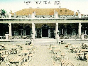 Městské říční lázně v Pisárkách nazývané Riviéra. Zahrádka byla zčásti kryta střechou restaurace, sezení pro hosty bylo i na rovné střeše. 