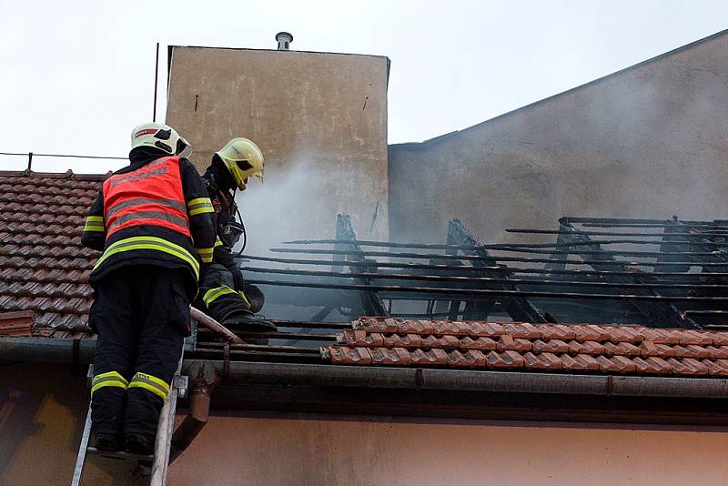 Škoda do jednoho milionu korun a rozebraná střecha. Takové jsou následky požáru, který vypukl v přízemí jednoho ze dvou křídel většího rodinného domu na Masarykově náměstí ve Šlapanicích na Brněnsku.