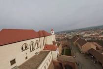 Riskantní průlety úzkými štěrbinami do nitra ikonického hradu Špilberk v Brně se podařily v těchto dnech Jakubovi Hotařovi.