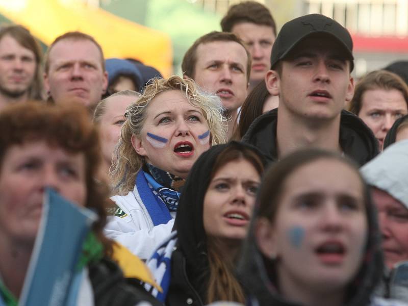  Tisíce fanoušků se znovu sešly před velkoplošnými obrazovkami na brněnském Zelném trhu, aby fandily Kometě ve třetím zápase finálové série hokejové extraligy proti Bílým Tygrům z Liberce.