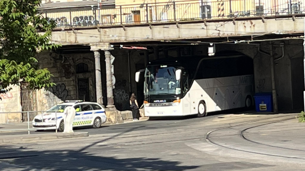 Italský řidič autobusu uvízl pod mostem v Brně. Musel si vypustit pneumatiky