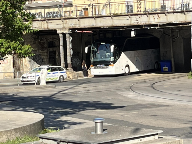 Italský řidič autobusu uvízl pod mostem v Brně. Musel si vypustit pneumatiky