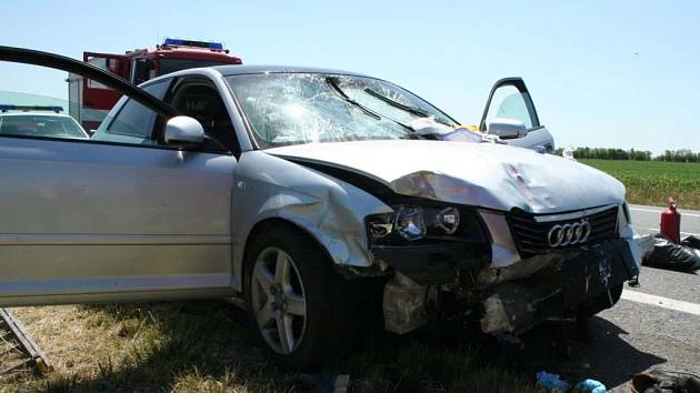 Policie pátrá po viníkovi velmi vážné doravní nehody, která v úterý před devátou hodinou ráno uzavřela silnici I/53 u Pohořelic na Brněnsku.