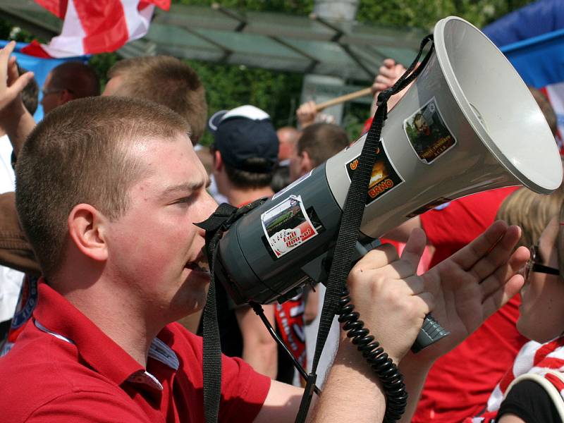 Fanoušci ůzbrojovky" se vydali na pochod městem, na podporu stadionu Za lužánkami.