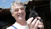 Bývalý policejní mluvčí Zdeněk Lubas prošel u policie různými pozicemi. Opustil ji v roce 2006 a v domě na Blanensku se věnuje svým kočkám a králíkům.