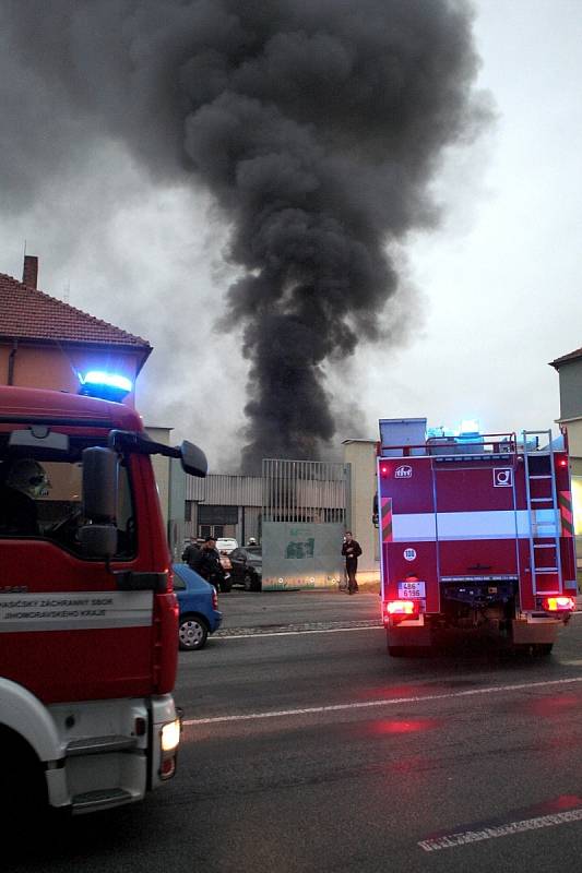 V pátek odpoledne se v brněnských Bohunicích rozhořel požár. V Bohunické ulici u zastávky Traťová tam vzplála hala autodílny. 