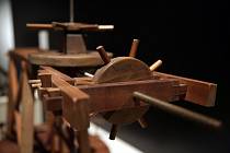 Unikátní výstavu, kterou tvoří 54 modelů technických zařízení sestrojených přesně podle plánů a návrhů renesančního myslitele Leonarda da Vinciho, zahájilo Technické muzeum v Brně.
