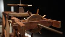 Unikátní výstavu, kterou tvoří 54 modelů technických zařízení sestrojených přesně podle plánů a návrhů renesančního myslitele Leonarda da Vinciho, zahájilo Technické muzeum v Brně.