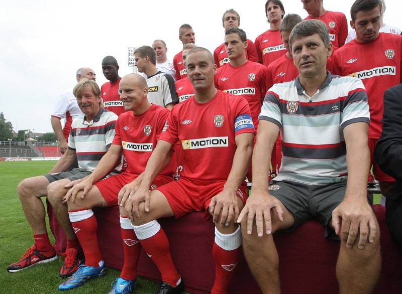 Fotbalisté brněnské Zbrojovky po návratu do nejvyšší soutěže navléknou kompletně červené barvy. V podobných dresech slavili jejich předchůdci mistrovský titul v roce 1978.