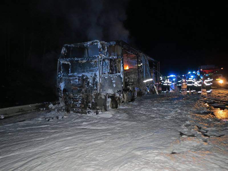 Hořící kamion míjeli po své cestě kolem 170,5 kilometru dálnice D1 ve směru na Brno řidiči od páteční jedenácté hodiny večerní. Policie kvůli požáru nakonec dálnici uzavřela.