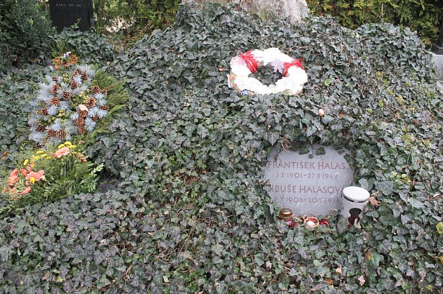 Hrob básníka Františka Halase v Kunštátě.