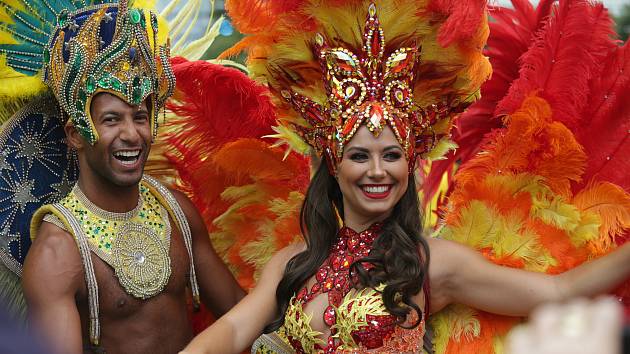 Exotické krásky v kostýmech, jaké známe z karnevalů v Riu protančily centrem Brna. 