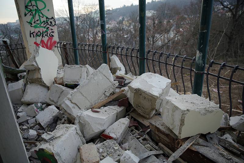 Demolice vily zkrachovalého podnikatele Rudolfa Hošny nad Pisáreckými tunely v Brně.