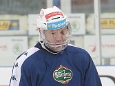 Hokejisty brněnské Komety posílil na ledě za Lužánkami útočník Petr Ton. Hrál s celoobličejovým krytem.