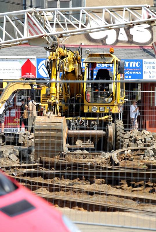 Opravy kolejí na Mendlově náměstí začaly. Lidem znepříjemnily cestu do práce