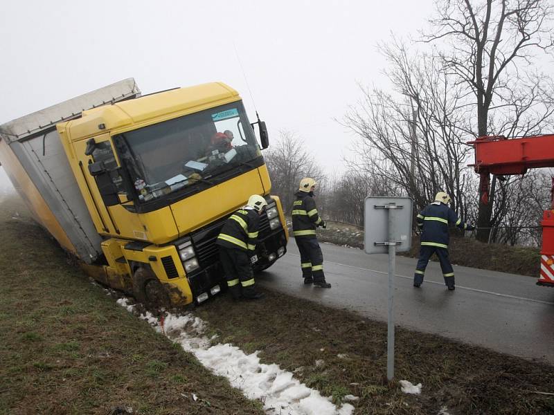 Nákladní auto sjelo do příkopu u Ivančic na Brněnsku. Při nehodě se nikdo nezranil, náklaďák ale museli přijet vyprostit hasiči. 