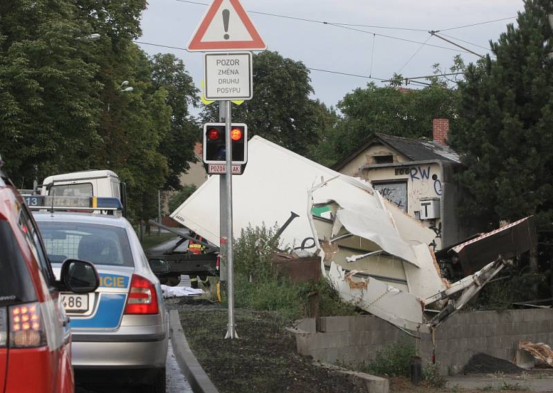 Osobní vlak se v pátek na přejezdu v Brněnských Ivanovicích srazil s nákladním autem a skončil mimo koleje.