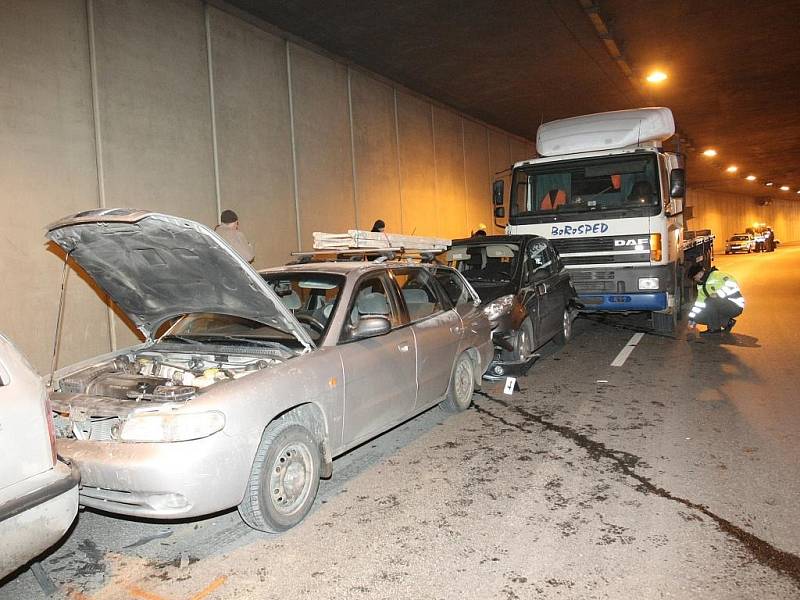 Hromadná nehoda v tunelu v Husovicích.