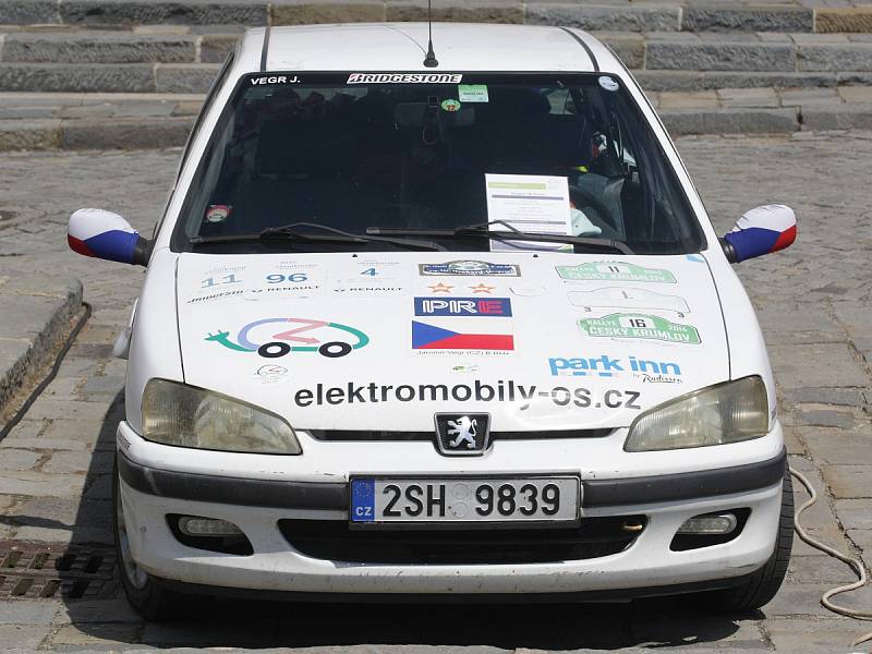 Jezdí po Evropě, aby ukázali jak vypadají a fungují ekologicky šetrná vozidla. Řidiči elektromobilů a zároveň účastníci rallye jízdy po celém kontinentu eTour Europe se v sobotu zastavili na Špilberku. 