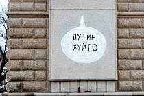 Na pomník rudoarmějce na brněnském Moravském náměstí někdo načmáral vulgární vzkaz ruskému prezidentovi Vladimiru Putinovi.