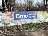 Brněnský umělec Timo tvoří svérázné nápisy po celé republice. Na snímku je nápis nedaleko brněnského dolního nádraží.
