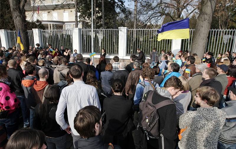 Přes sto lidí se sešlo v neděli odpoledne před Generálním konzulátem Ruské federace v brněnské ulici Hlinky. 