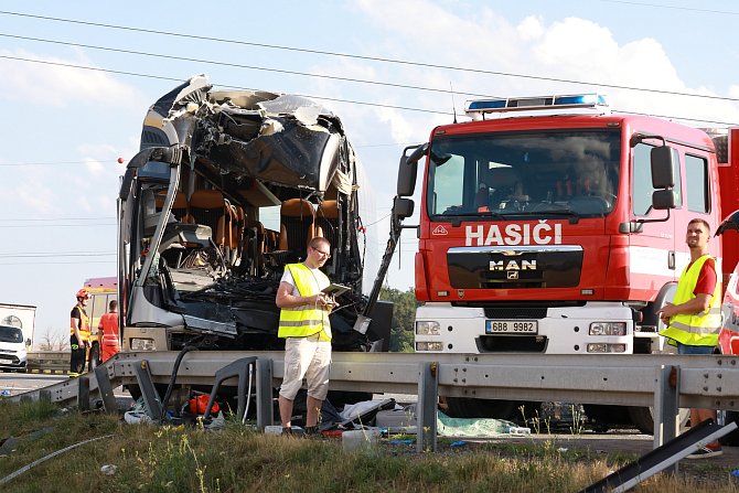 Nehoda dvou autobusů na dálnici D2 u Brna se stala loni v létě.