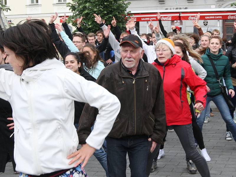 Tancem na brněnském náměstí Svobody v pátek studenti a vyučující Masarykovy univerzity připomněli pětadevadesáté výročí založení školy.