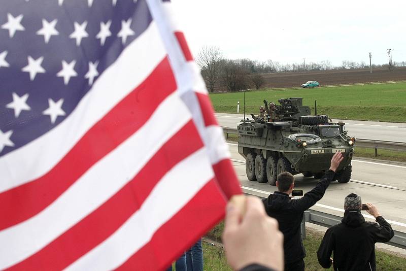 Jeden z amerických konvojů projížděl v pondělí dopoledne i jižní Moravou - z Vyškova přes Brno a dál směrem na Prahu.