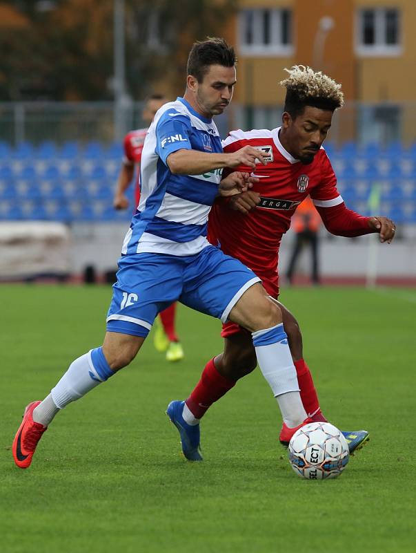 Fotbalový zápas mezi Ústím a Zbrojovkou Brno (v červeném) skončil nerozhodně 2:2.