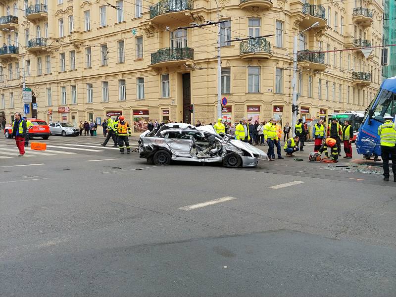 Nehoda dvou tramvají a osobního auta na Konečného náměstí v Brně.