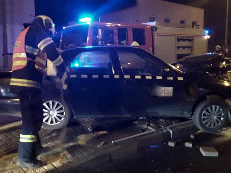 Auto taxislužby najelo na tramvajový ostrůvek na ulici Křenová v Brně. Nehoda se obešla bez zranění. 