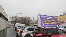 Protestní kolona aut, která měla upozornit na čínské zločiny a porušování lidských práv, projela v pátek dopoledne Brnem.