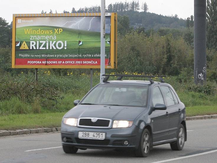 Mnoho reklamních poutačů u jihomoravských silnic je nebezpečných. Ohrožují řidiče svým nevhodným umístěním, obsahem i konstrukcí.