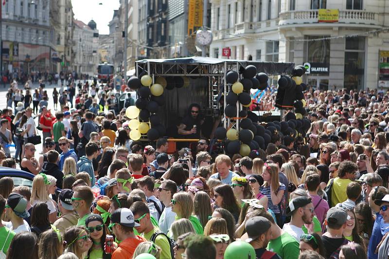 Tisíce studentů se zúčastnily majálesového průvodu z náměstí Svobody na brněnské výstaviště za doprovodu kapel.