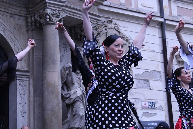 Flamencem oslavili Mezinárodní den tance tanečníci na brněnském Moravském náměstí.