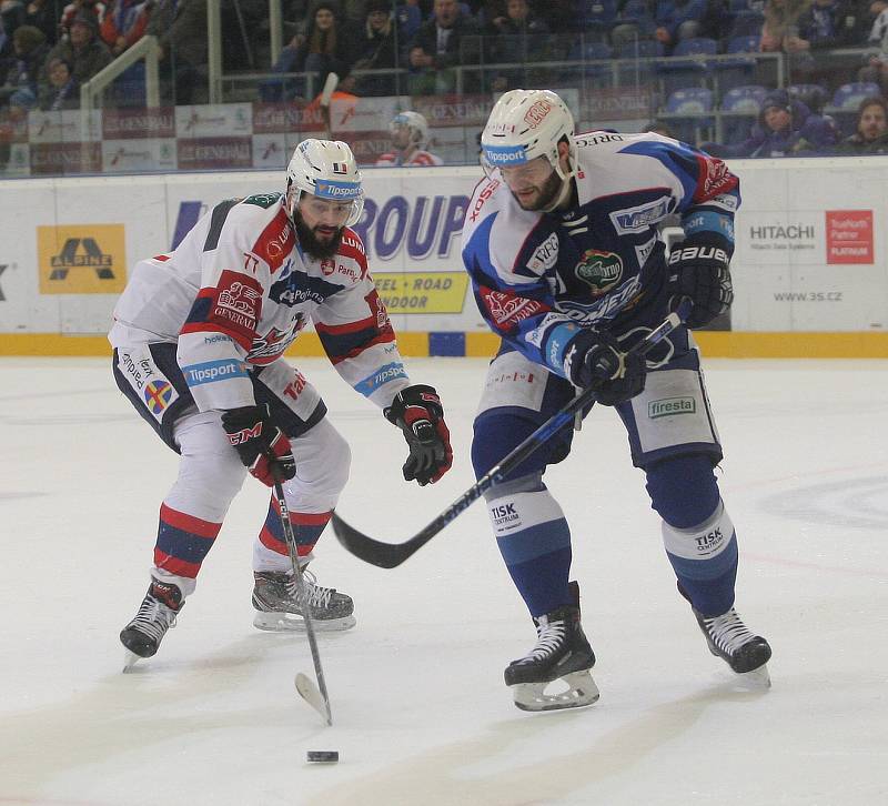 Hokejisté brněnské Komety v 47. extraligovém kole doma přetlačili Pardubice 2:1. Na snímku Vincour a Beran (PA).